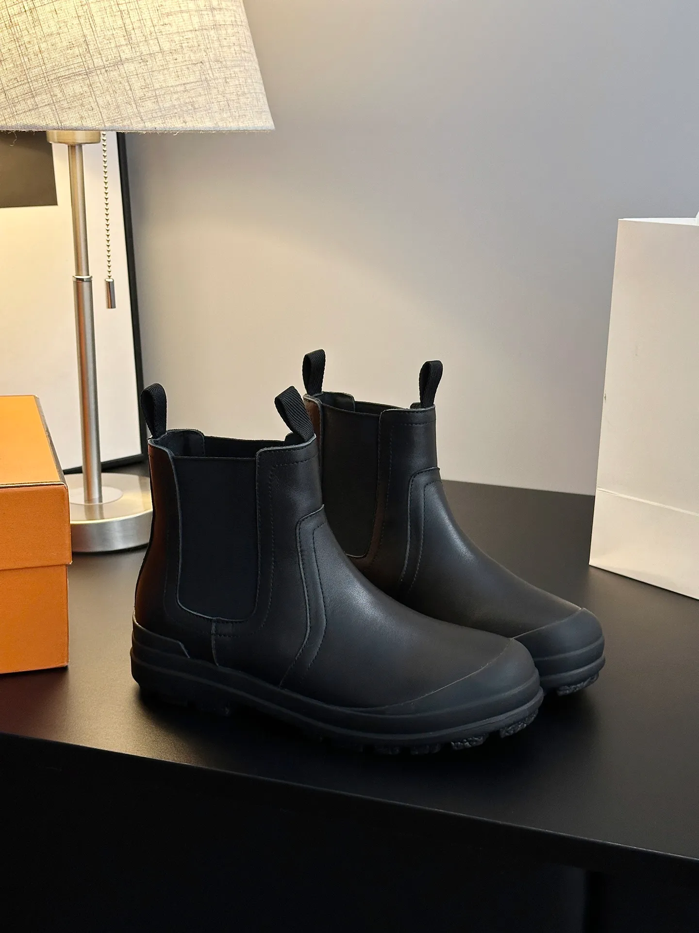 👟👟Ex-factory price 700👟👟 【𝐇𝐄𝐑𝐌𝐄𝐒Ankle boots】Exquisite workmanship, classic and yet individual, matching college style & simple style. yyds The key point is that it makes you taller and slimmer, which is really good news for small people. It makes you look slimmer and taller than ever yyds, good-looking ➢Shoe upper material: original customized cowhide + Yangjing noodles ➢Inner material: cowhide lining ➢Outsole material: original rubber sole ➢Color selection: black cowhide, black Yangjing, nude Yangjing ➢Optional code number: 35-40 (customized 40 is not returnable)